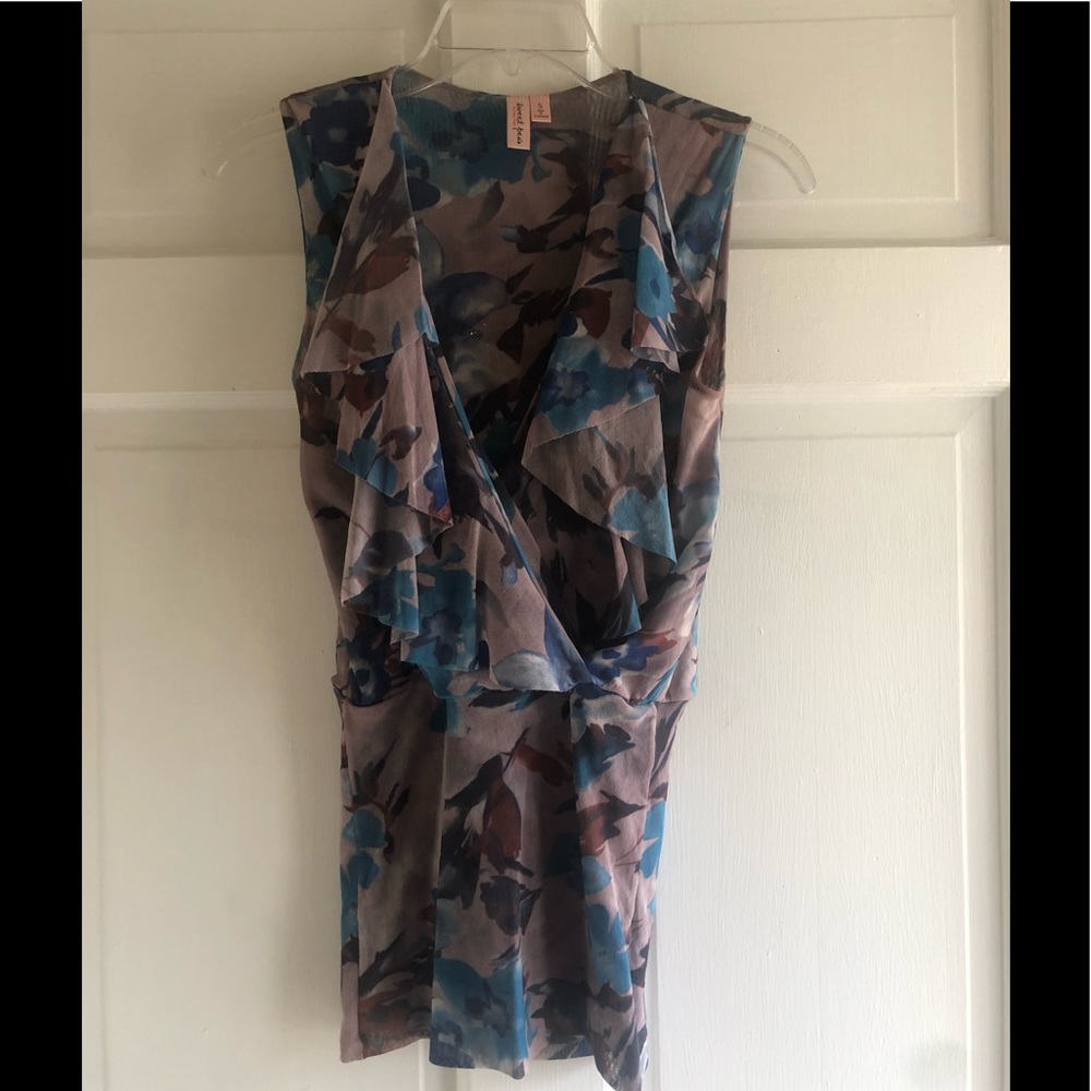 Sweet Pea Size Small sleeveless v-neck ruffle top